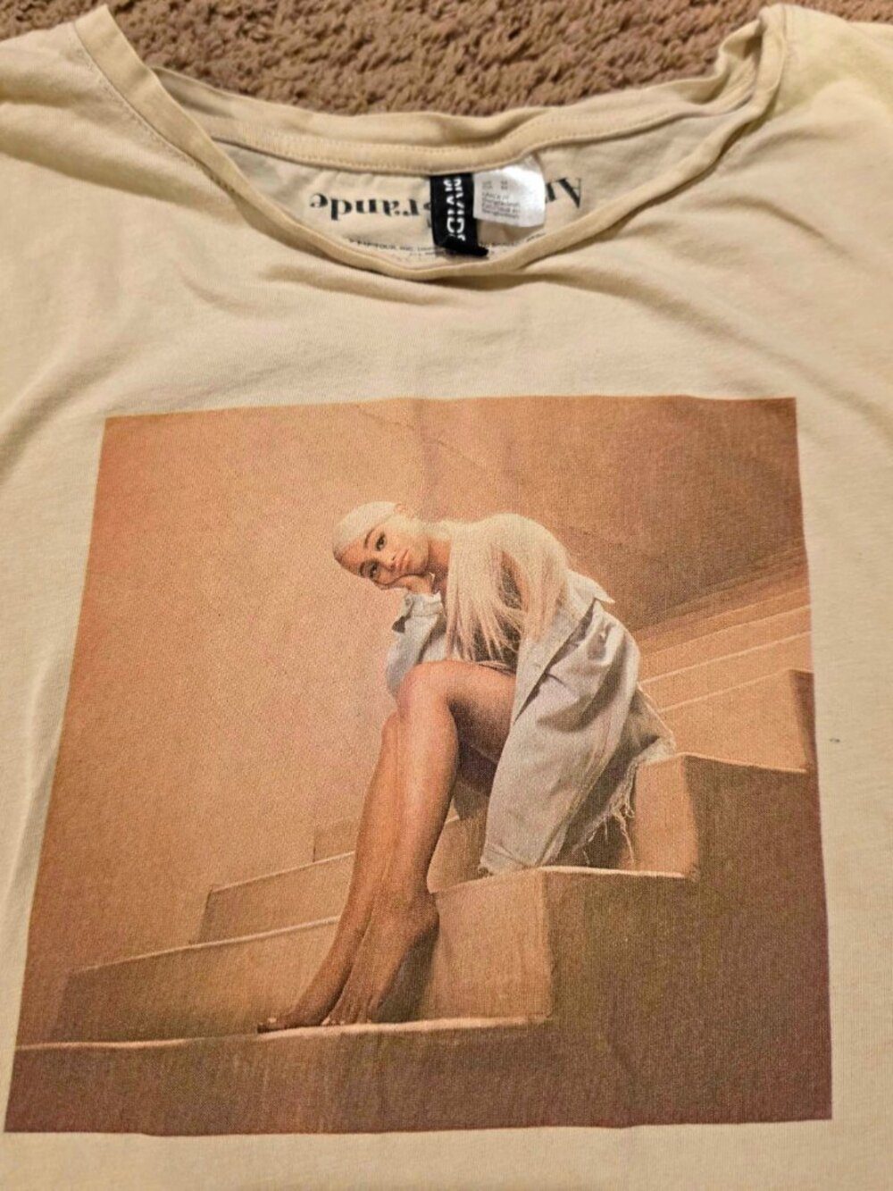 Ariana Grande, Gildan Beige Graphic Print Tee Unisex Adults M Short Sleeve